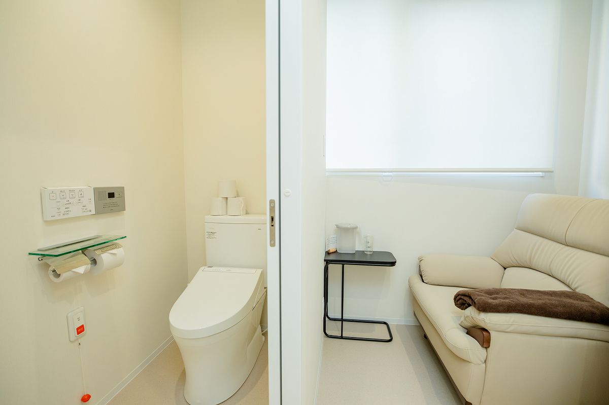 院内で下剤を服用する際の専用のトイレ付個室をご用意
